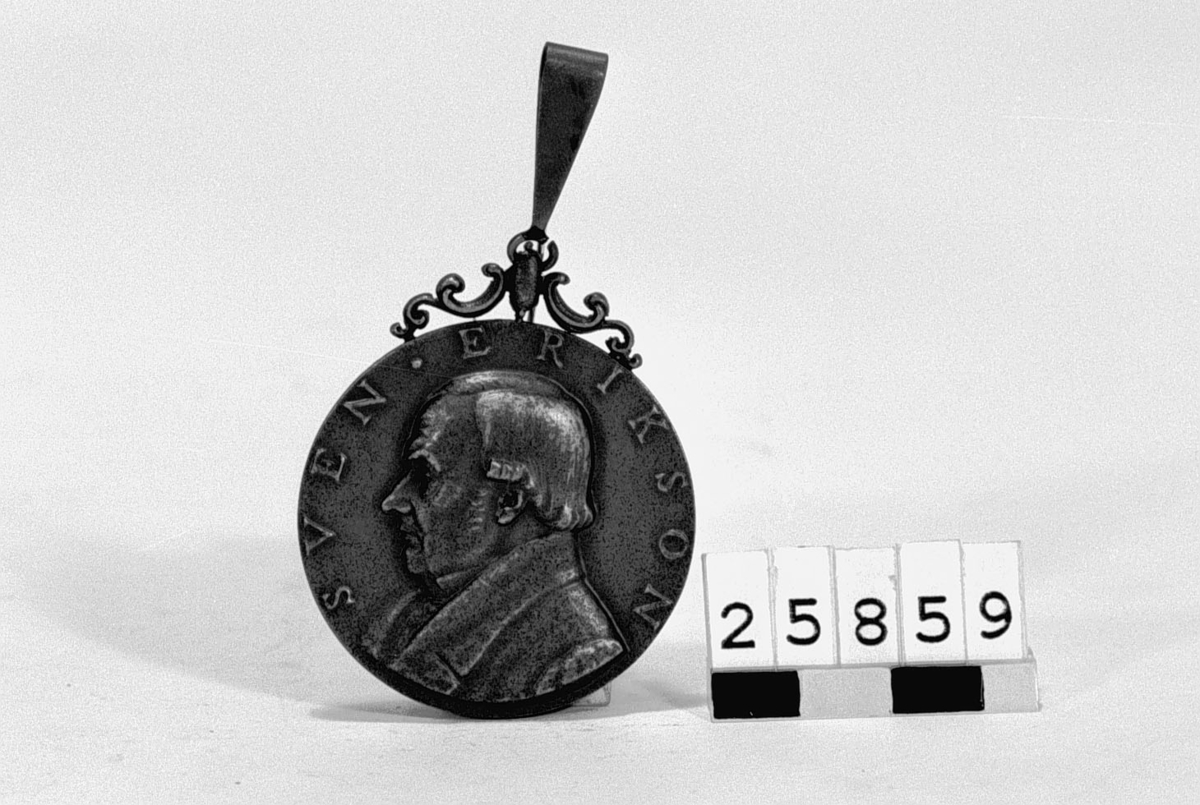 Foto på en medalj med Sven Erikson